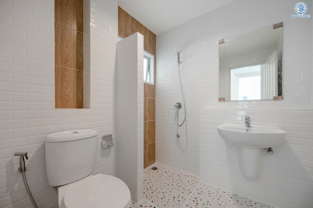 บ้านมือสองตกแต่งใหม่ โครงการ เพอร์เฟคพาร์ค วัดพระนอน จากแบรนด์ Property Perfect เนื้อที่ 56 ตร.ว. พื้นที่ใช้สอย 195.07 ตร.ม. ฟังก์ชัน 3 ห้องนอน 3 ห้องน้ำ 1 ห้องอเนกประสงค์ 2 ที่จอดรถ พร้อม Facilities ครบครัน บนทำเลเชื่อมต่อถนนกาญจนาฯ ใกล้ทางด่วน "ศรีรัช" เซ็นทรัลเวสต์เกต และรถไฟฟ้าสายสีม่วง "สถานีตลาดบางใหญ่"